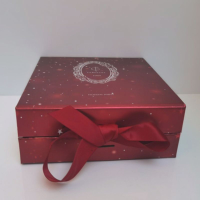 Papierowe pudełko z nadrukiem FSC UV do pakowania prezentów z wkładką EVA na przyjęcie świąteczne, pudełko ze wstążką